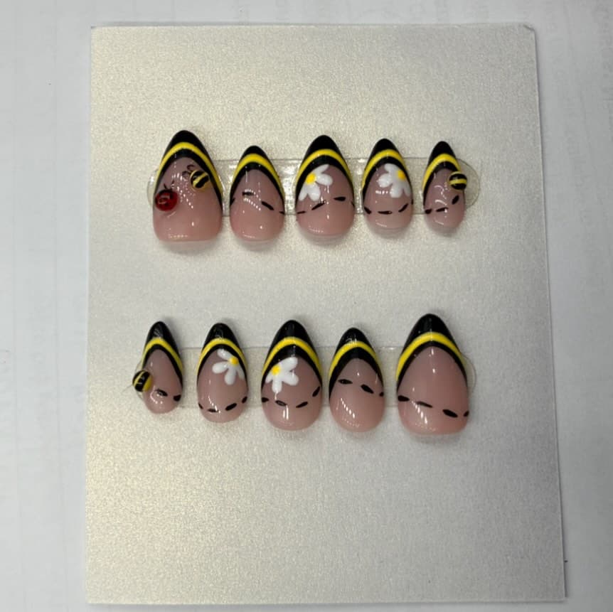 Bee nails 🐝