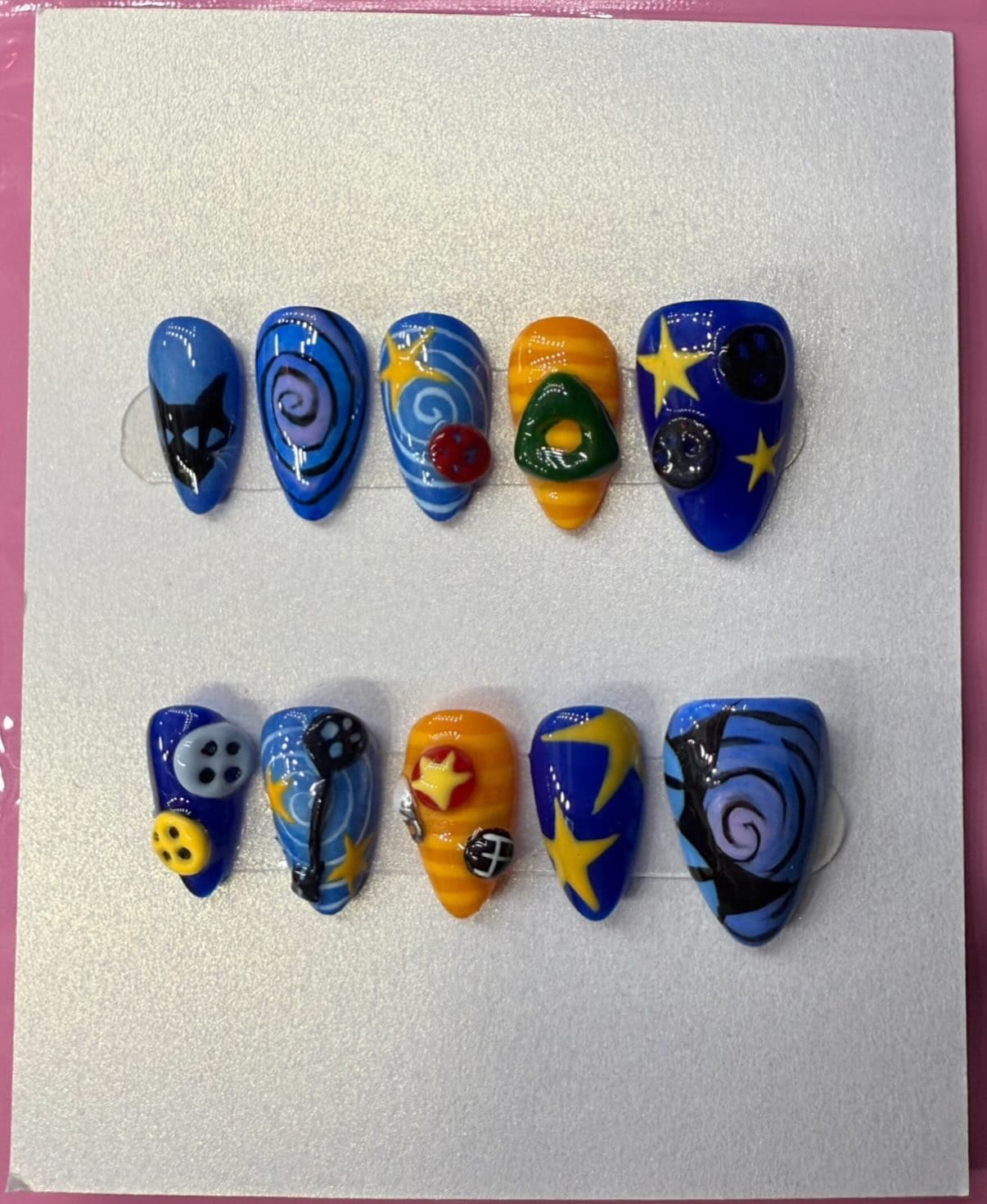 Coraline themed nails🙈