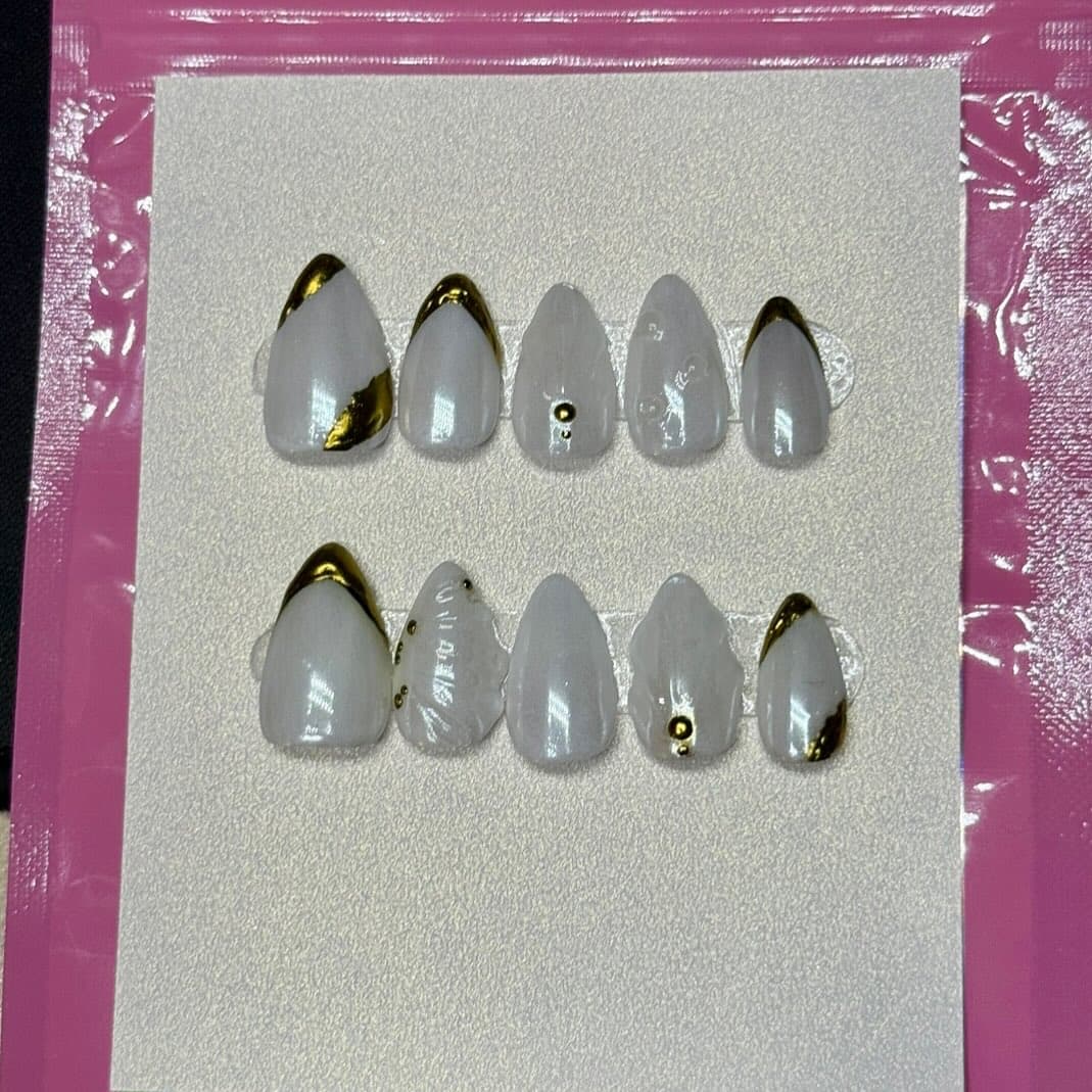 Pearly nails w 3D accents 🐚